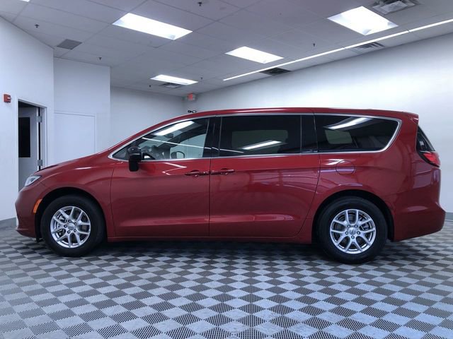 Used 2025 Chrysler Pacifica Select image 12