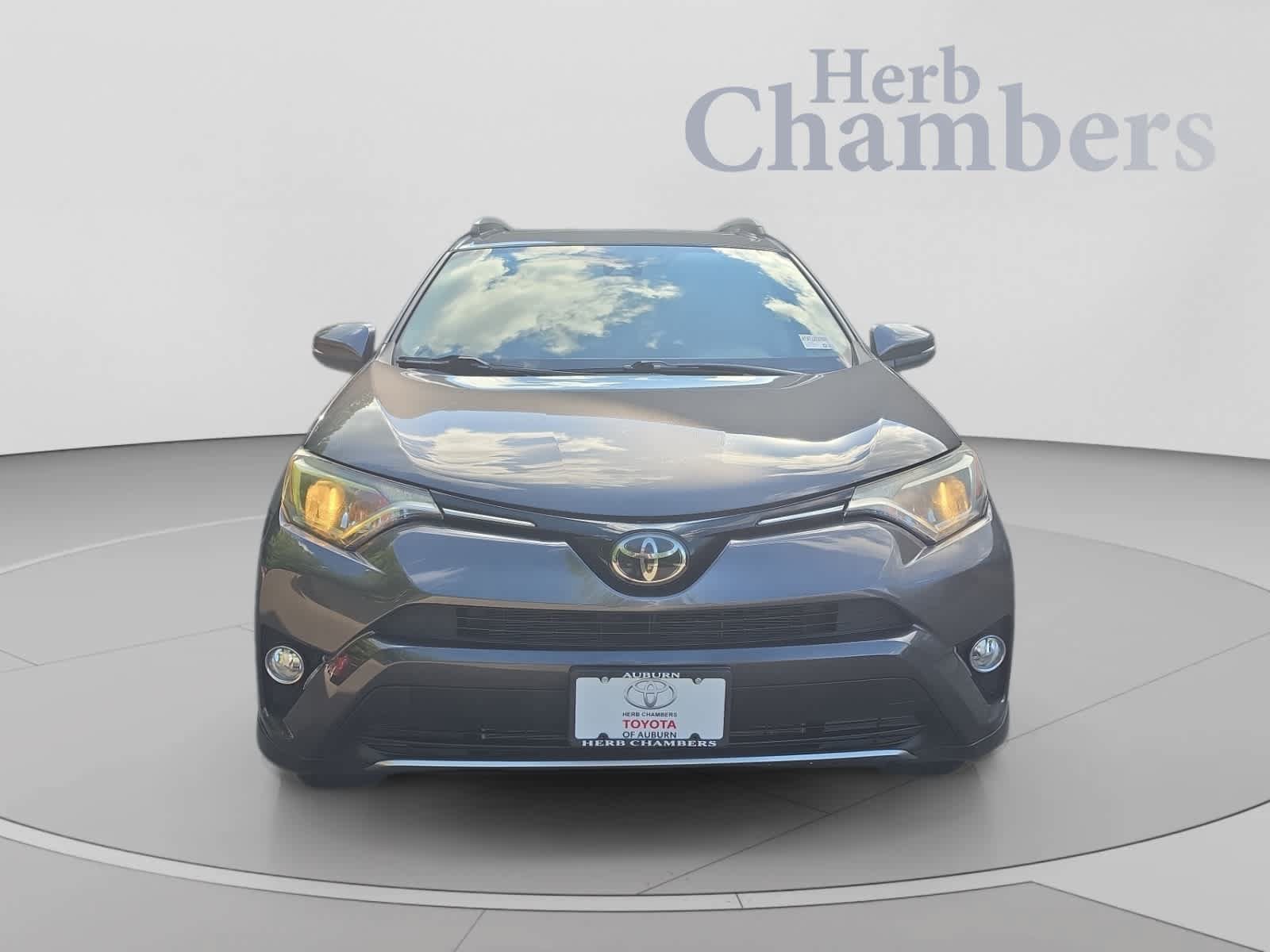 Used 2018 Toyota RAV4 XLE AWD/4WD image 2