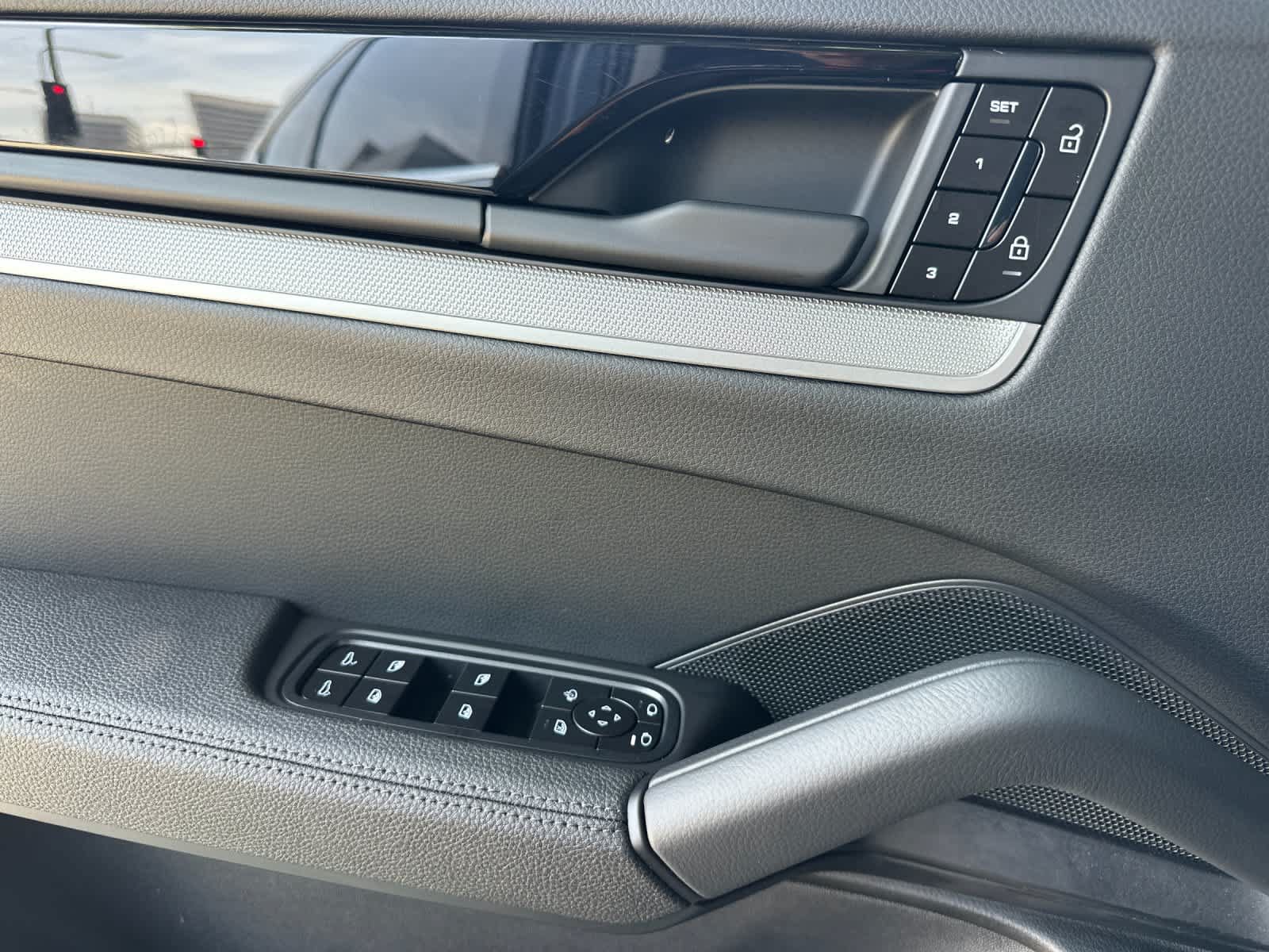 Certified 2025 Porsche Cayenne AWD/4WD image 12