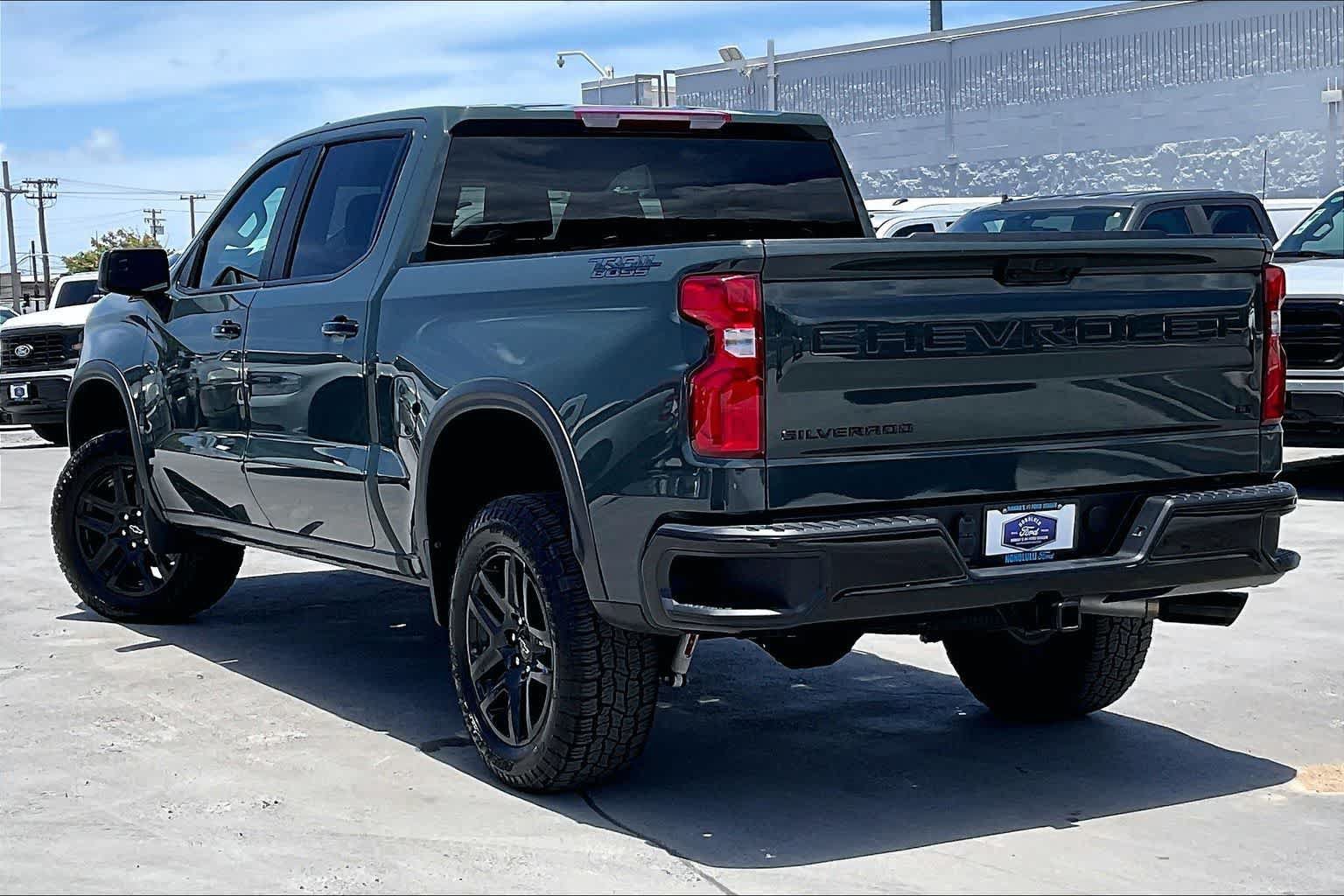 Used 2025 Chevrolet Silverado 1500 LT Trail Boss w/ Dark Appearance Package AWD/4WD image 4