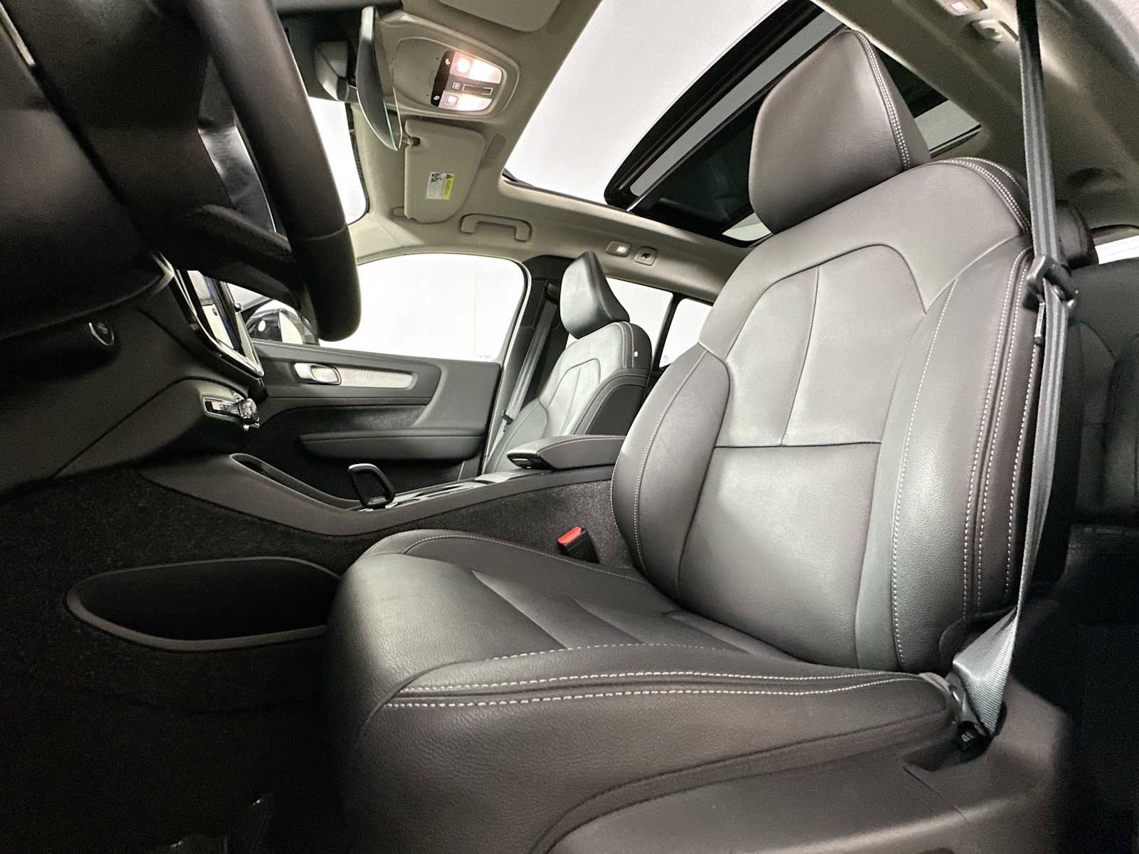 Used 2025 Volvo XC40 B5 Core w/ Protection Package Premier image 19