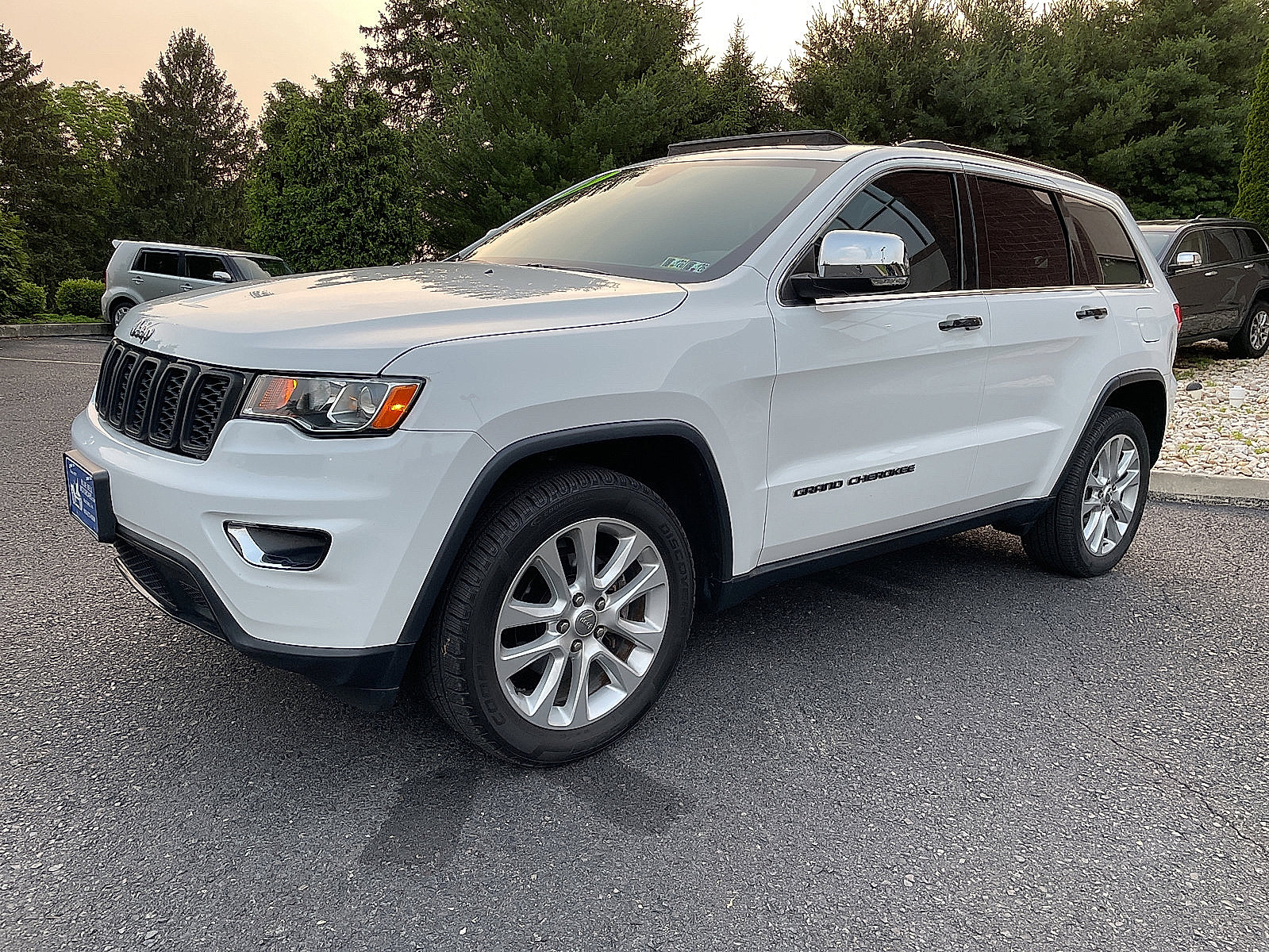 Used 2017 Jeep Grand Cherokee Limited image 10