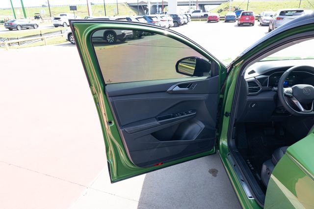 New 2026 Volkswagen Taos SE image 13