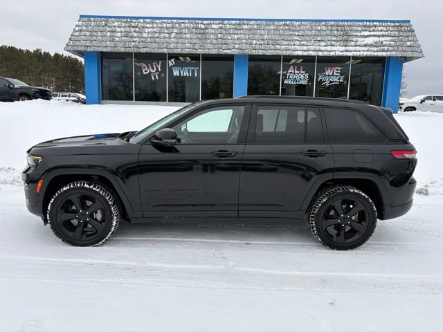 Used 2023 Jeep Grand Cherokee Limited w/ Luxury Tech Group II image 3