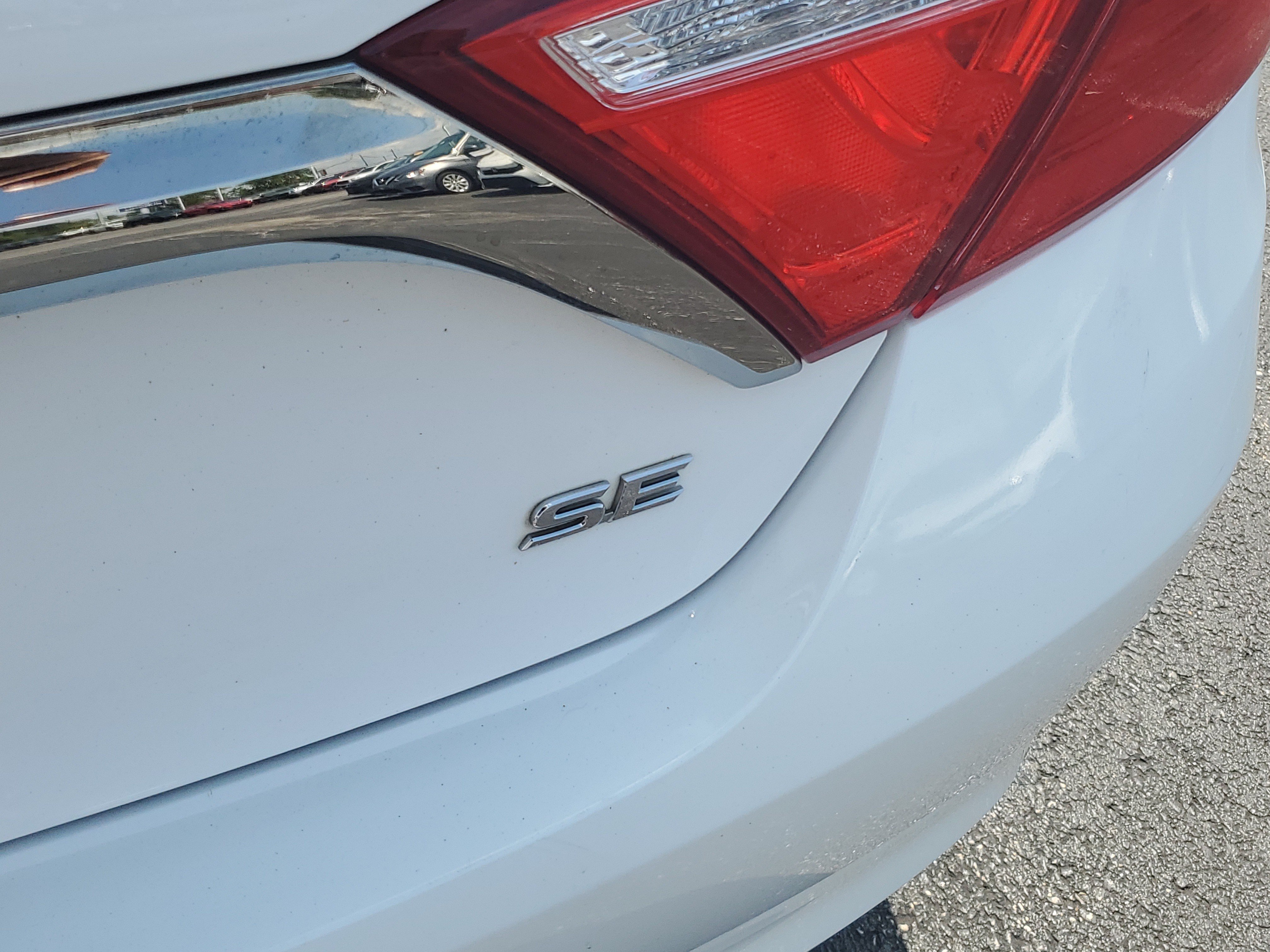 Used 2015 Toyota Camry SE w/ Moonroof Package FWD image 8