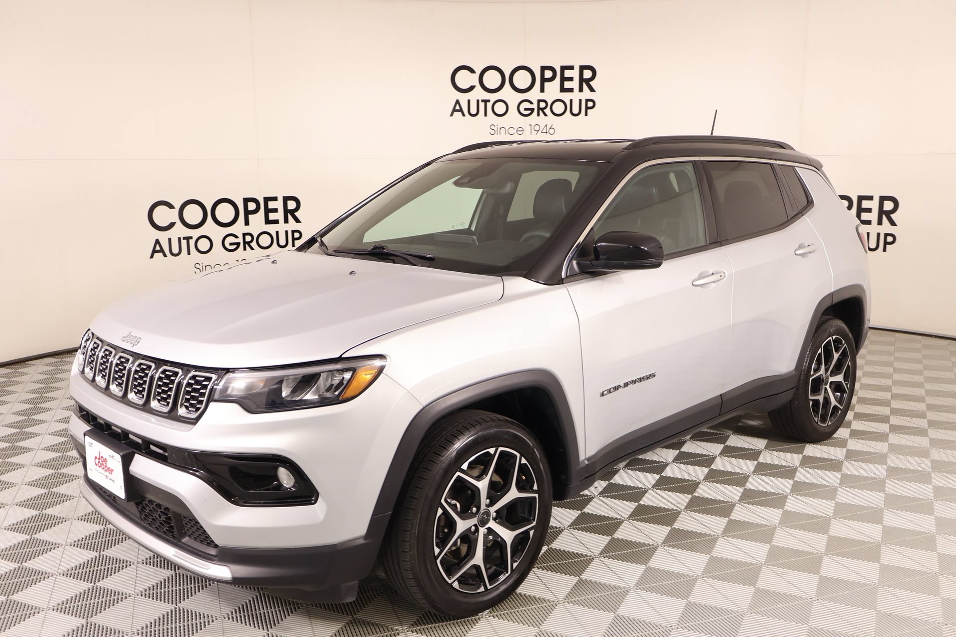 Used 2025 Jeep Compass Limited AWD/4WD image 9