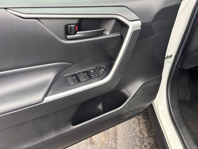 Used 2022 Toyota RAV4 LE FWD image 9