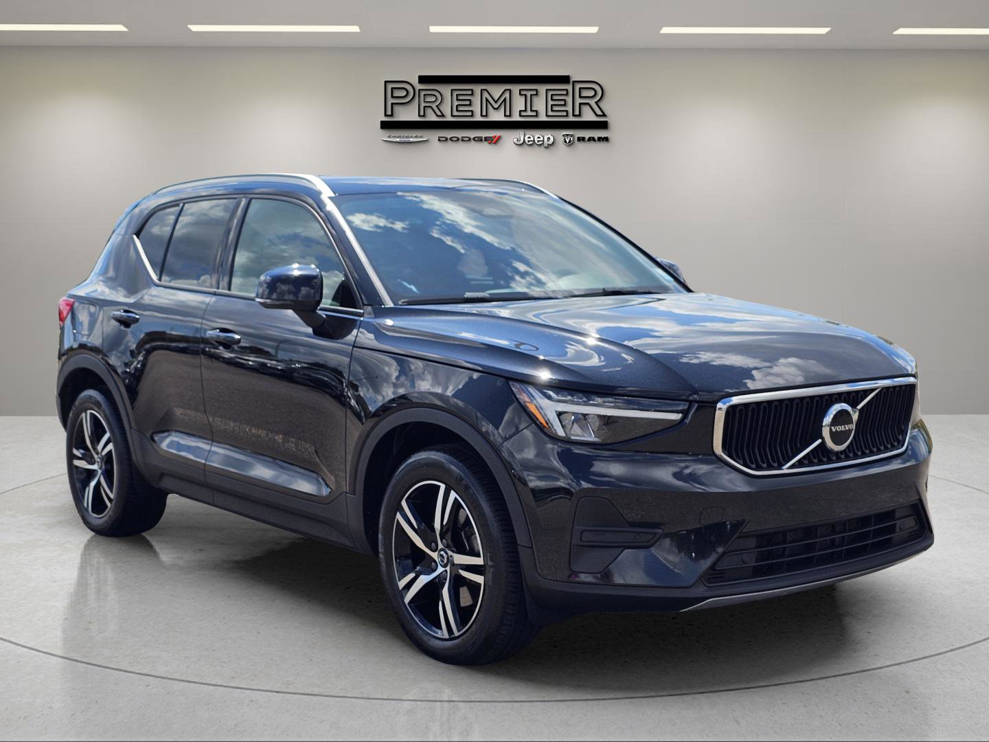 Used 2023 Volvo XC40 B5 Core image 5