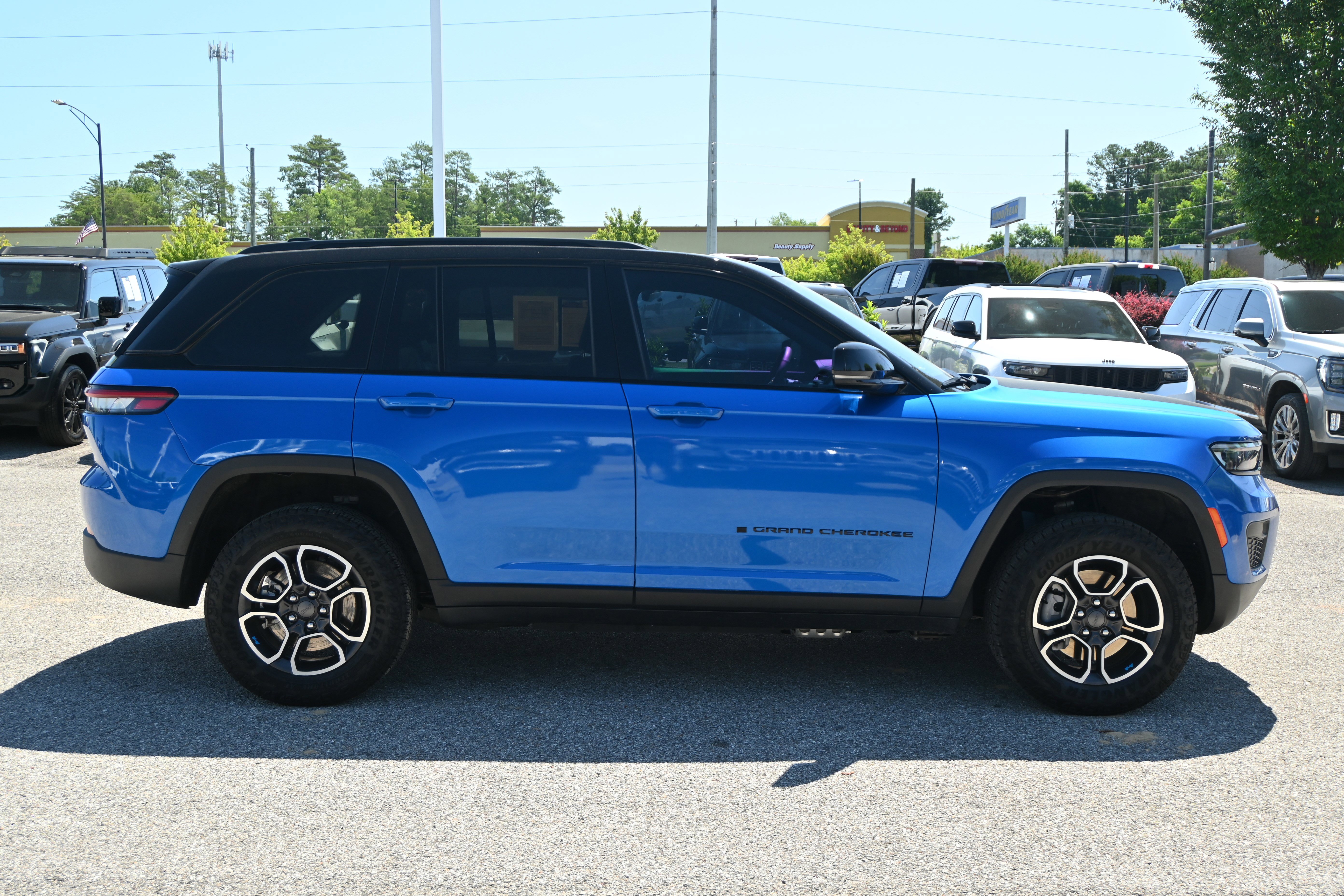 Used 2024 Jeep Grand Cherokee Trailhawk w/ Luxury Tech Group III AWD/4WD image 11