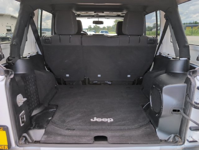 Used 2014 Jeep Wrangler Unlimited Sahara w/ Max Tow Package AWD/4WD image 14