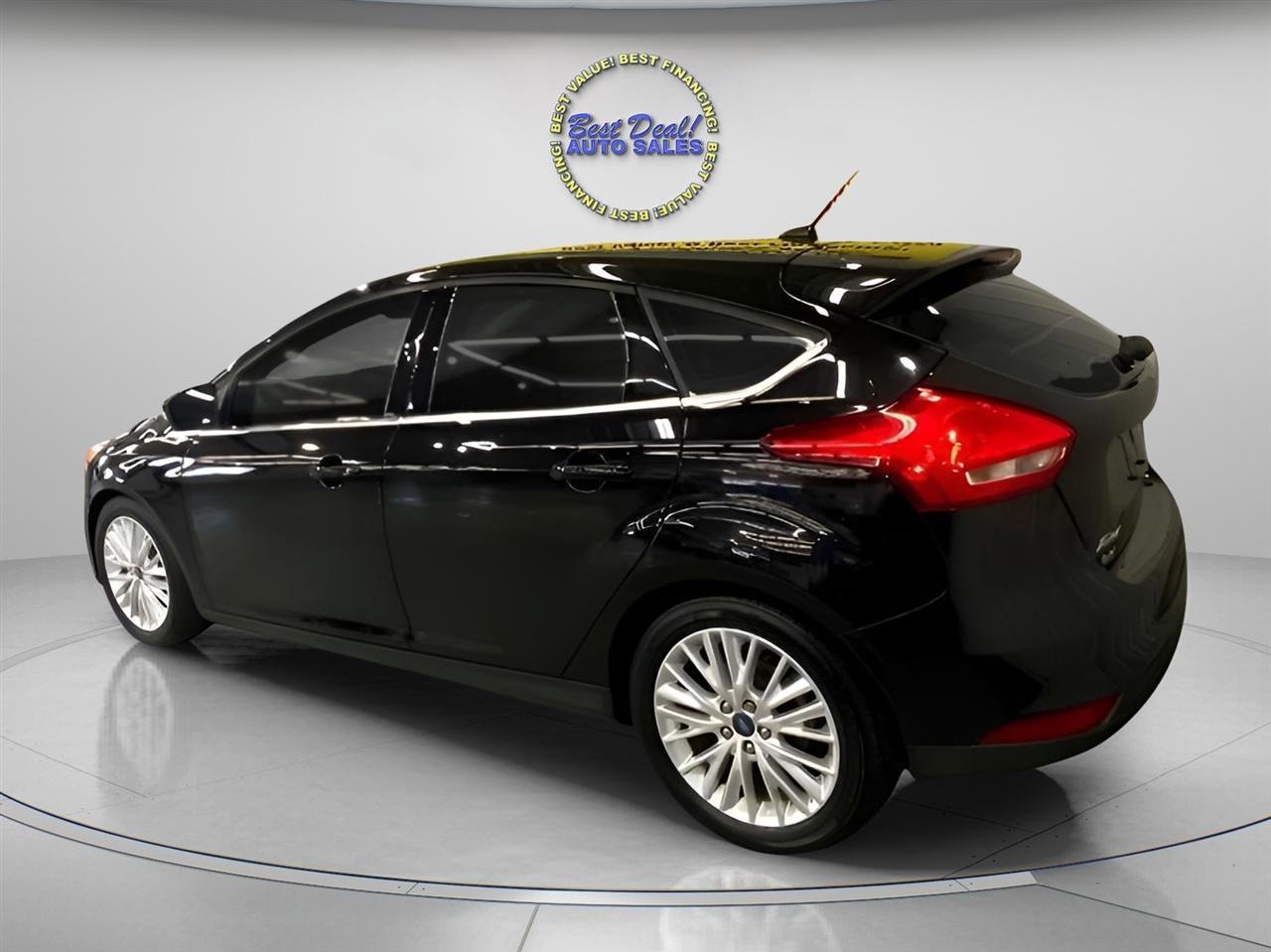 Used 2017 Ford Focus Titanium w/ Titanium Technology Package FWD image 4