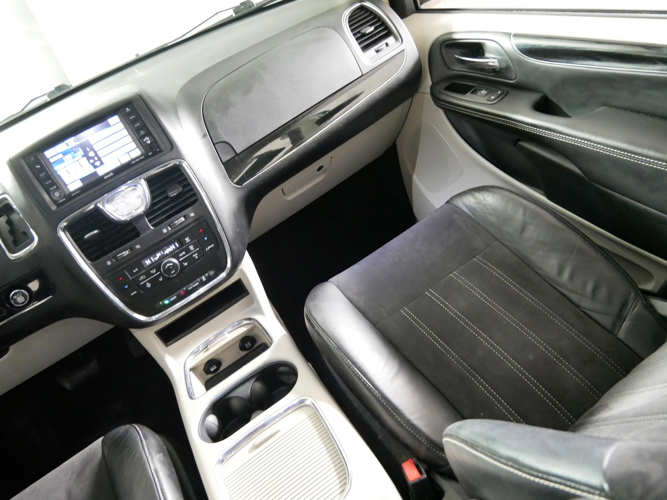 Used 2014 Chrysler Town & Country Touring-L image 11