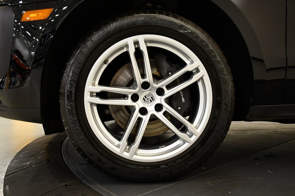 Certified 2023 Porsche Macan Turbo image 17