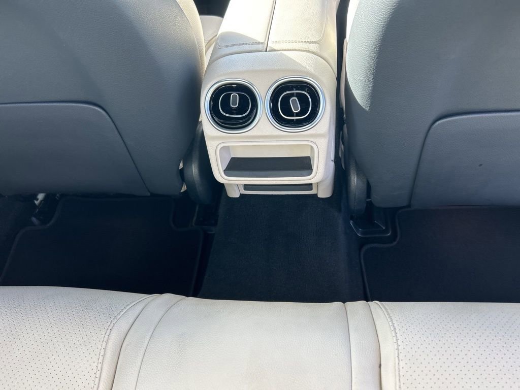 Used 2025 Mercedes-Benz C 300 Sedan image 28