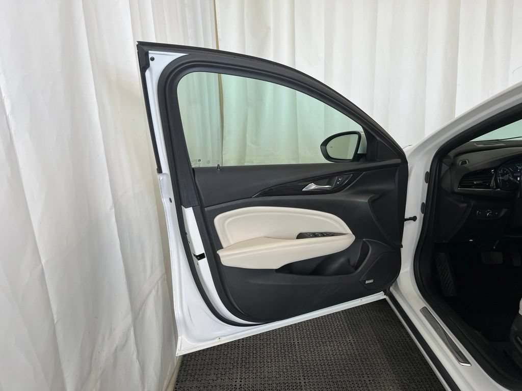 Used 2019 Buick Regal Avenir w/ Driver Confidence Package II FWD image 18