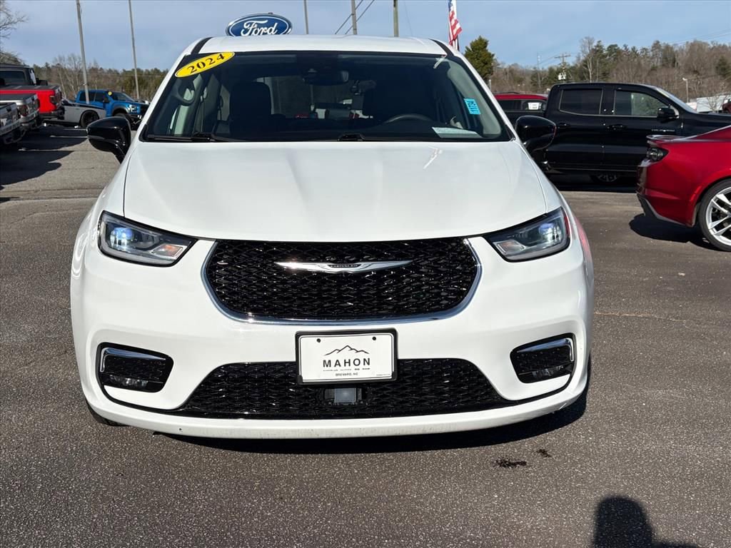 Used 2024 Chrysler Pacifica Touring-L image 2