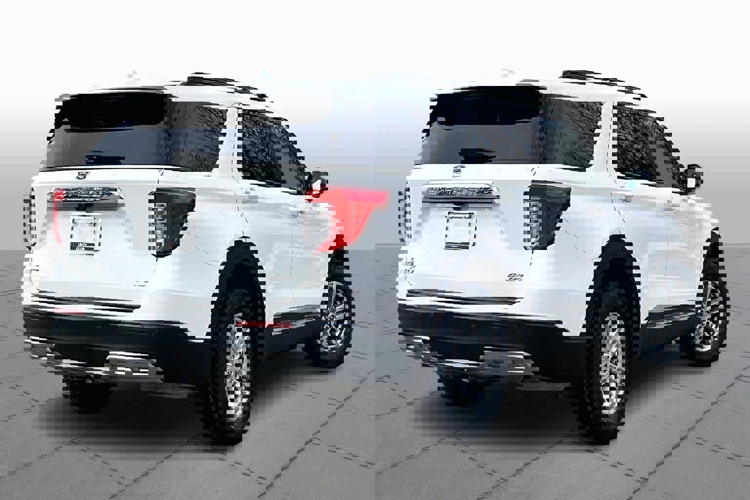 Used 2023 Ford Explorer XLT w/ Equipment Group 202A image 13