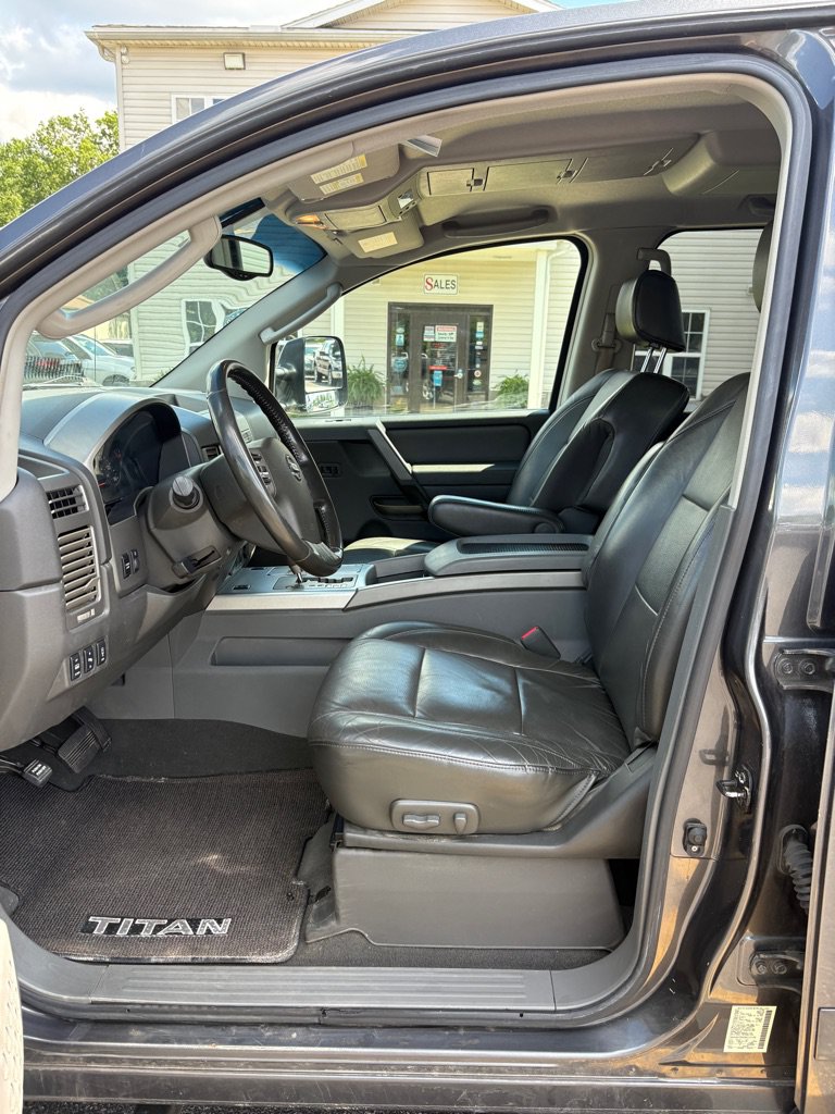 Used 2005 Nissan Titan LE w/ (T01) Tow Pkg AWD/4WD image 10