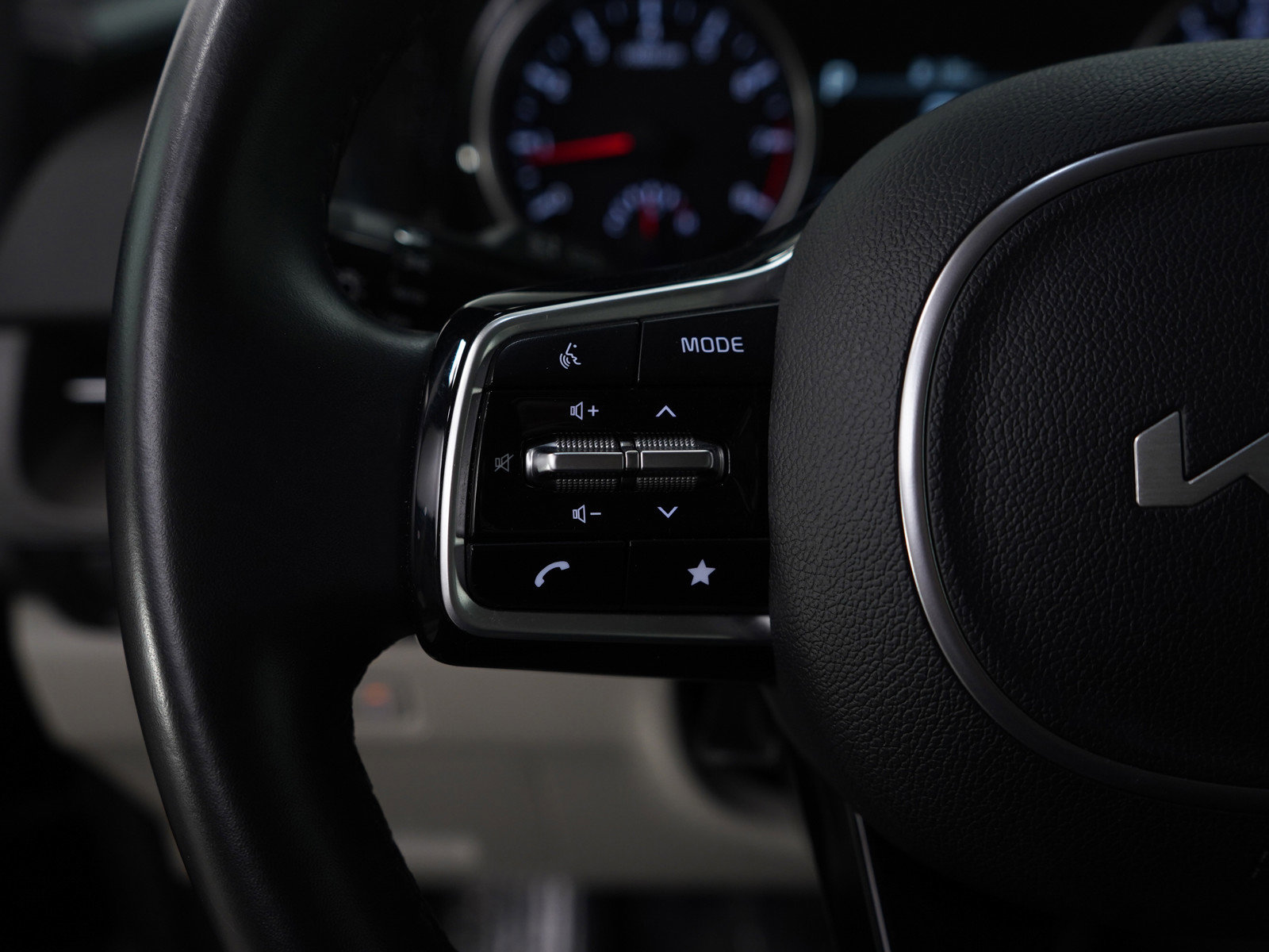 Used 2022 Kia Carnival EX image 26