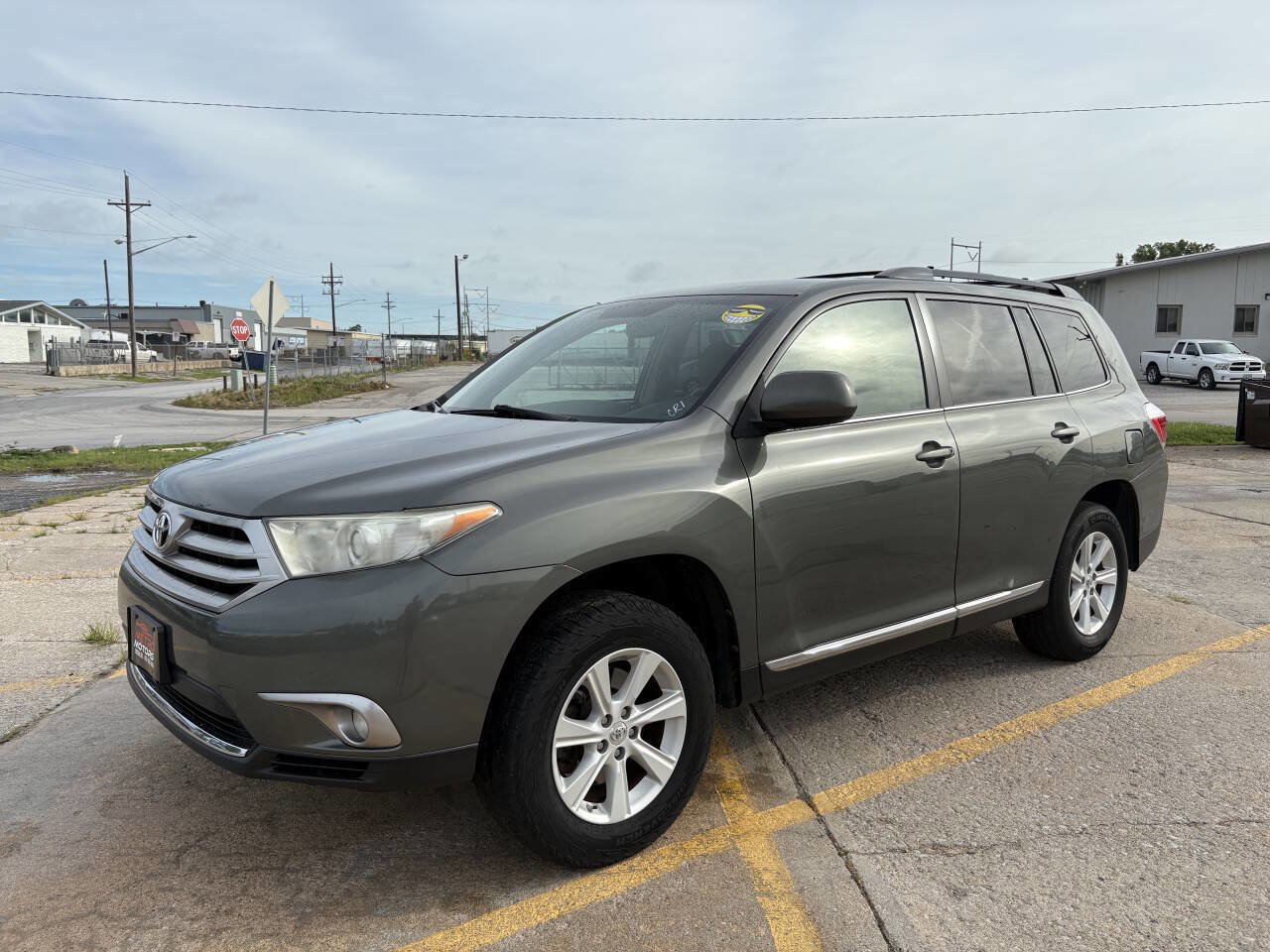 Used 2013 Toyota Highlander Plus FWD image 2
