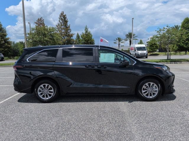 Certified 2026 Toyota Sienna LE FWD image 3