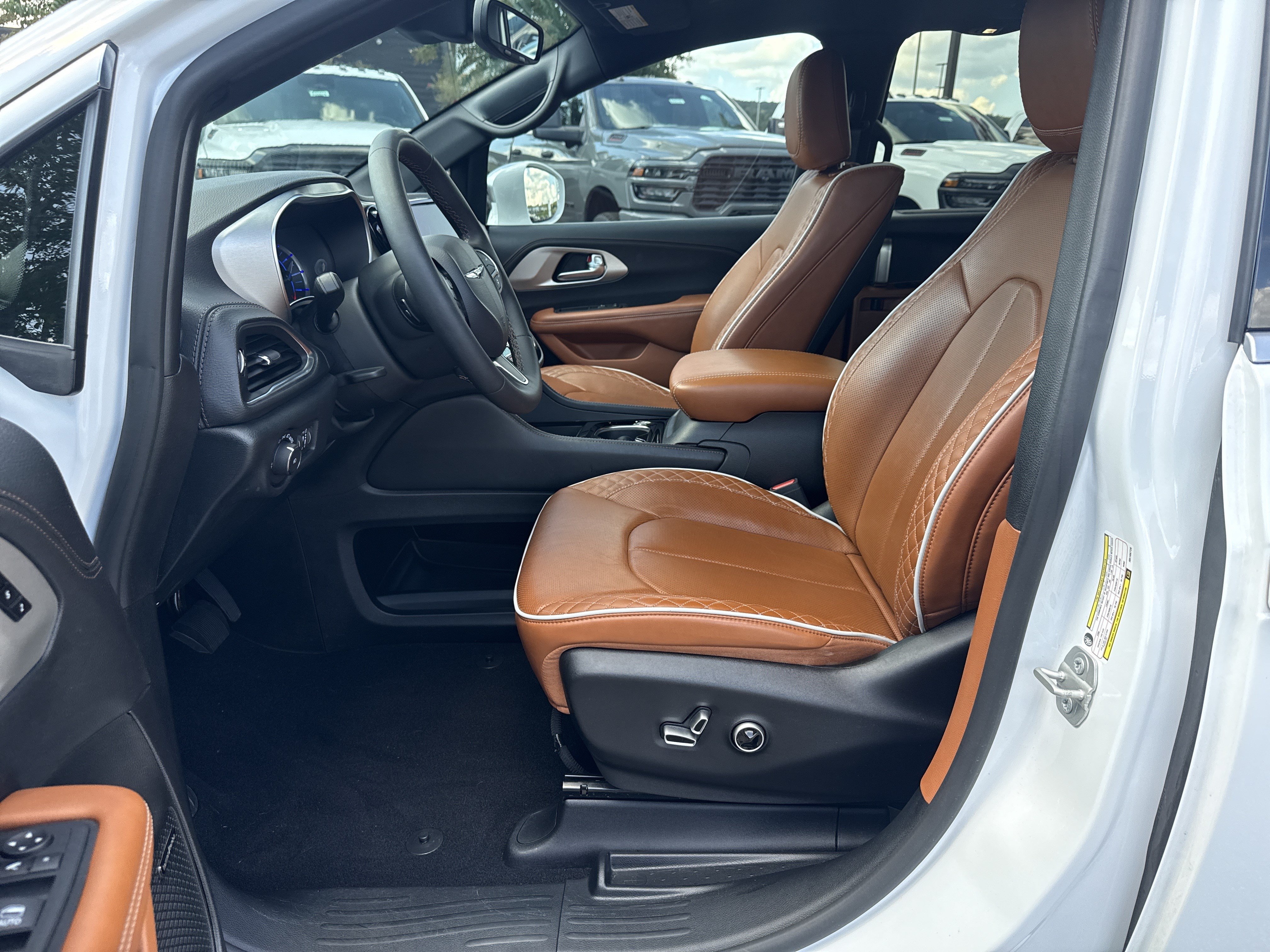 Used 2024 Chrysler Pacifica Pinnacle FWD image 9