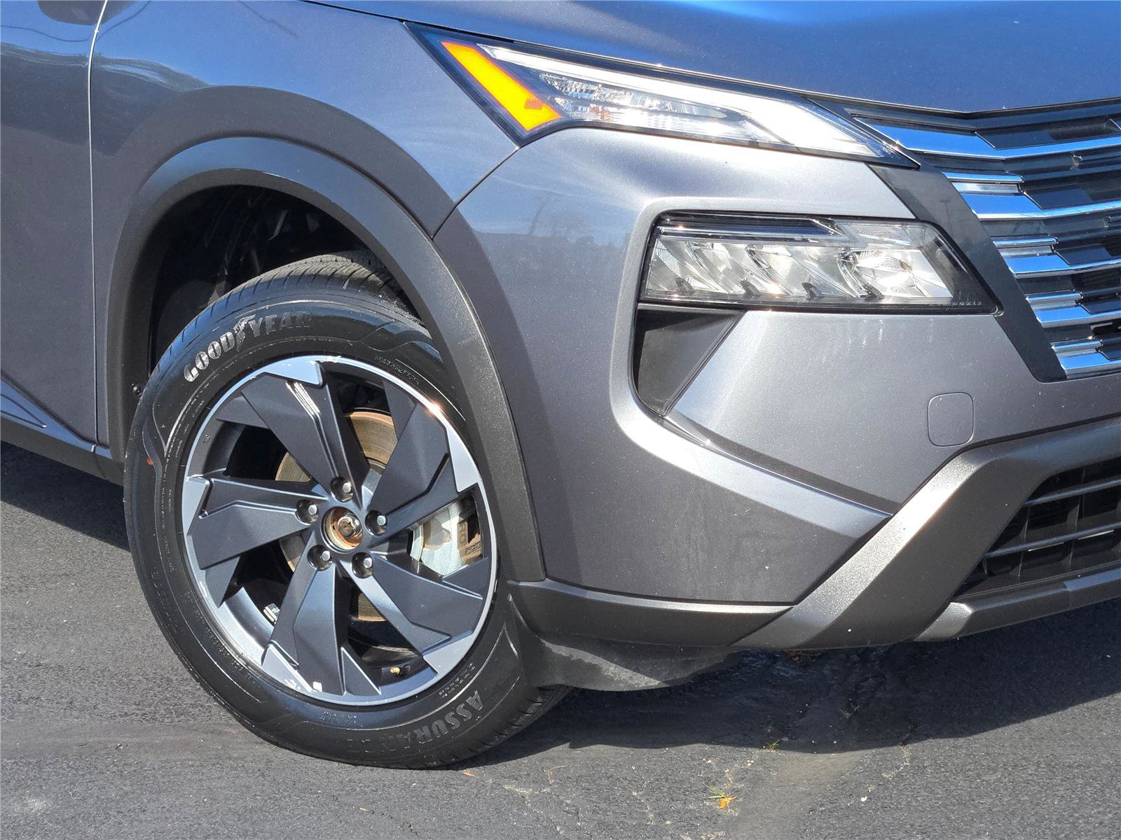 Used 2024 Nissan Rogue SV image 3