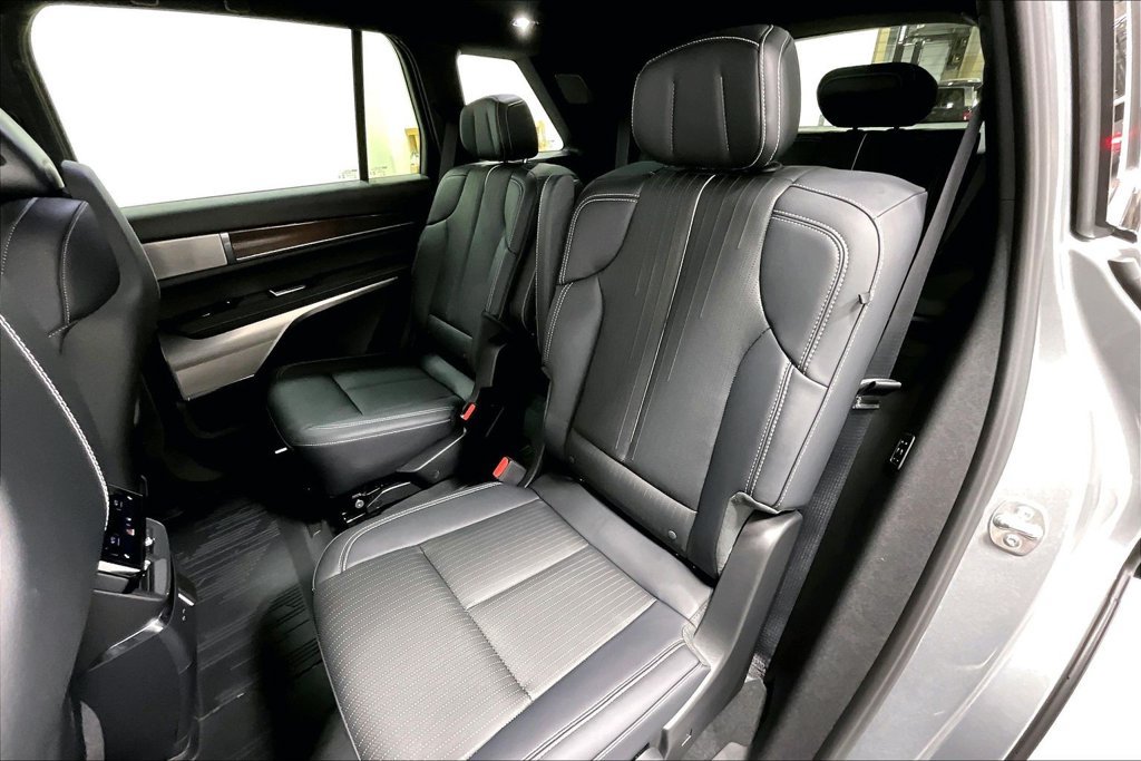 New 2027 Cadillac Vistiq Sport w/ LPO, Floor Liner Package AWD/4WD image 18