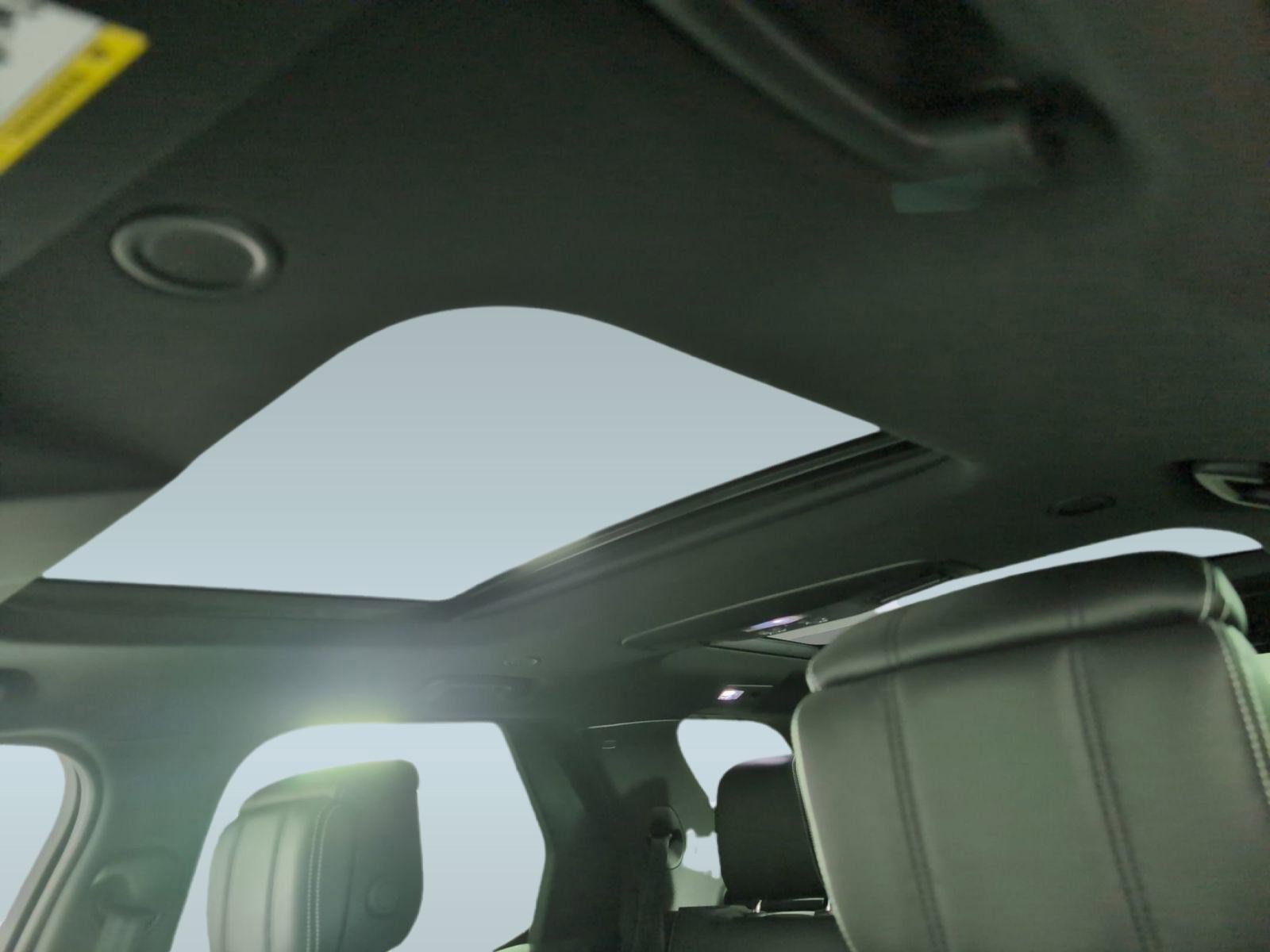 Used 2025 Land Rover Discovery Dynamic SE image 11