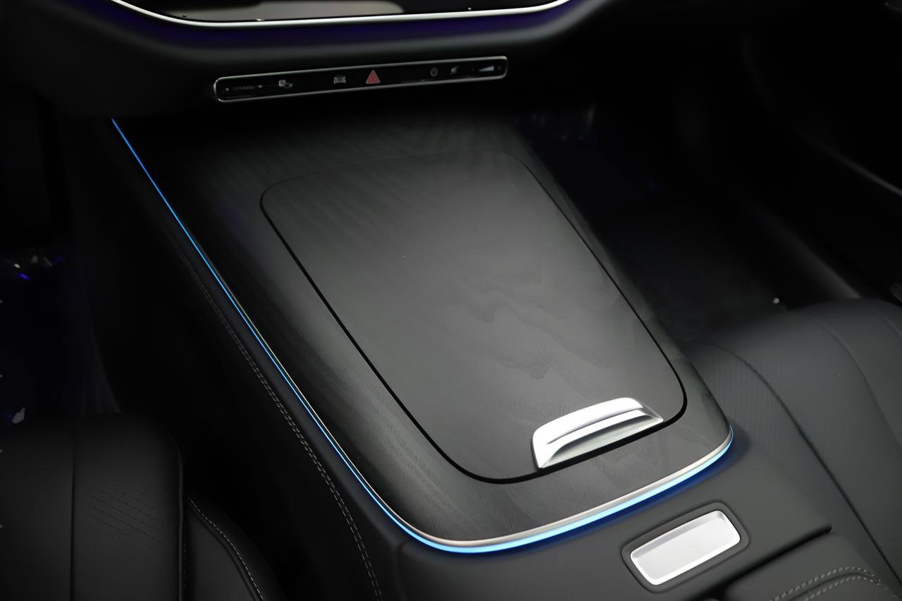 Used 2025 Mercedes-Benz E 350 4MATIC Sedan image 15