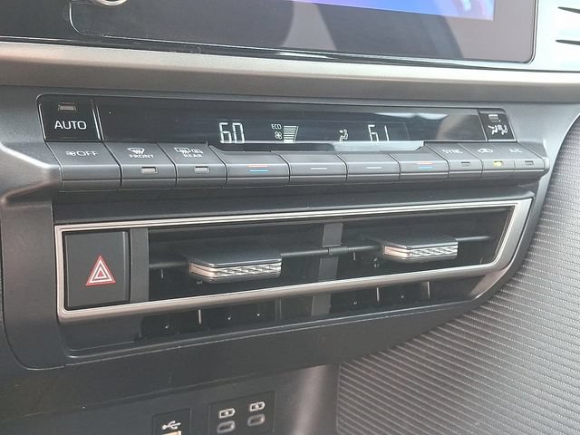 Used 2025 Toyota Camry SE FWD image 14