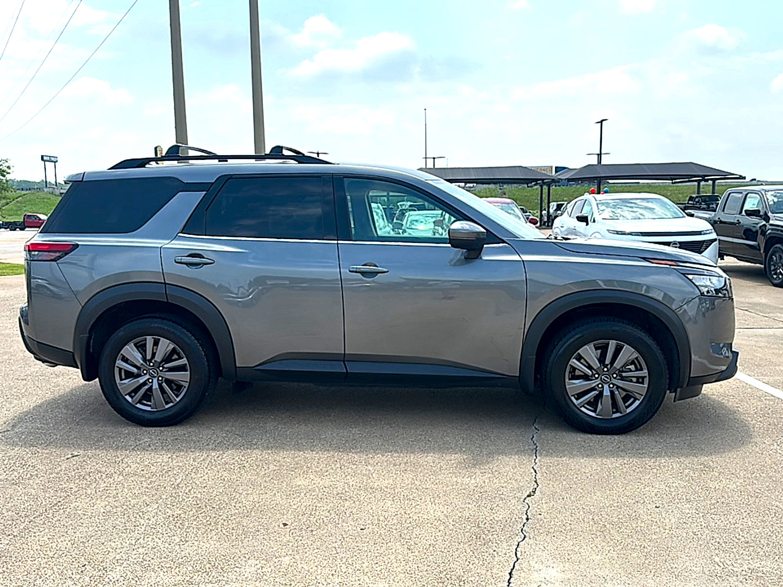 Used 2025 Nissan Pathfinder SV FWD image 9