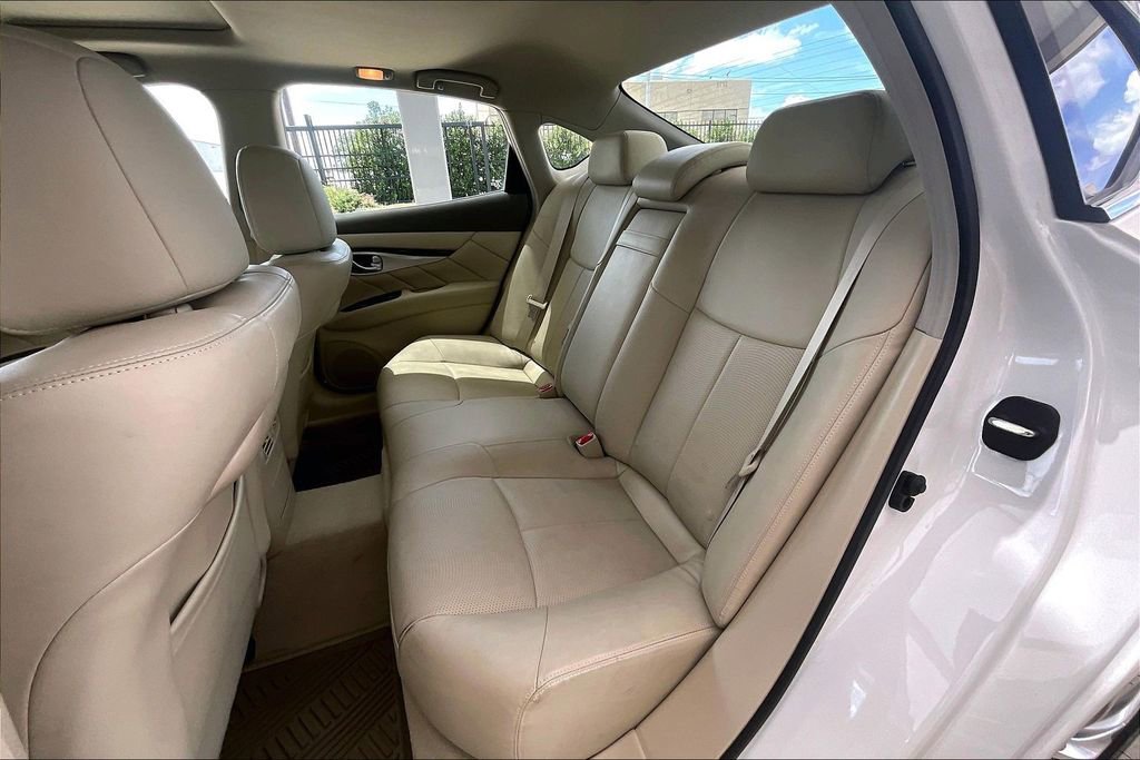 Used 2015 INFINITI Q70 3.7 w/ Technology Package RWD image 27