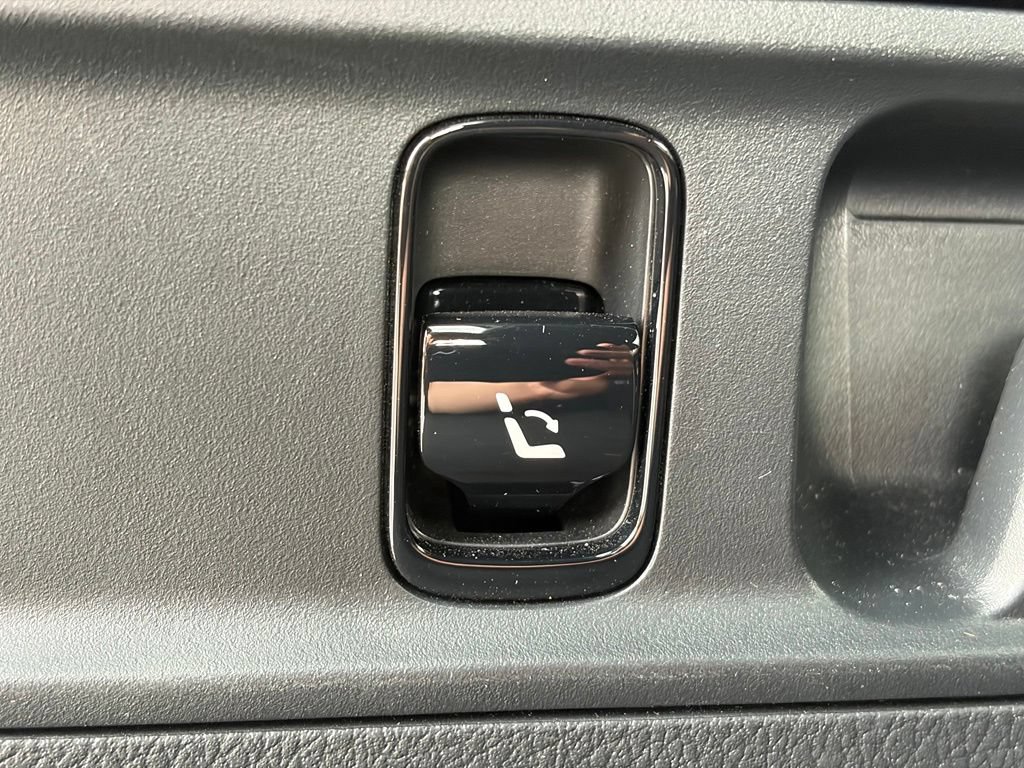 Used 2025 Mercedes-Benz GLC 300 4MATIC image 10