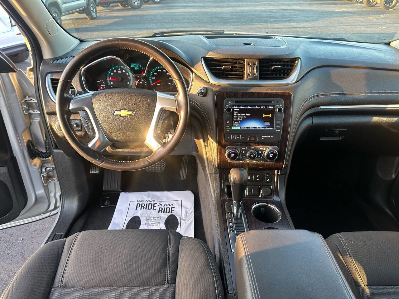 Used 2017 Chevrolet Traverse LT image 17