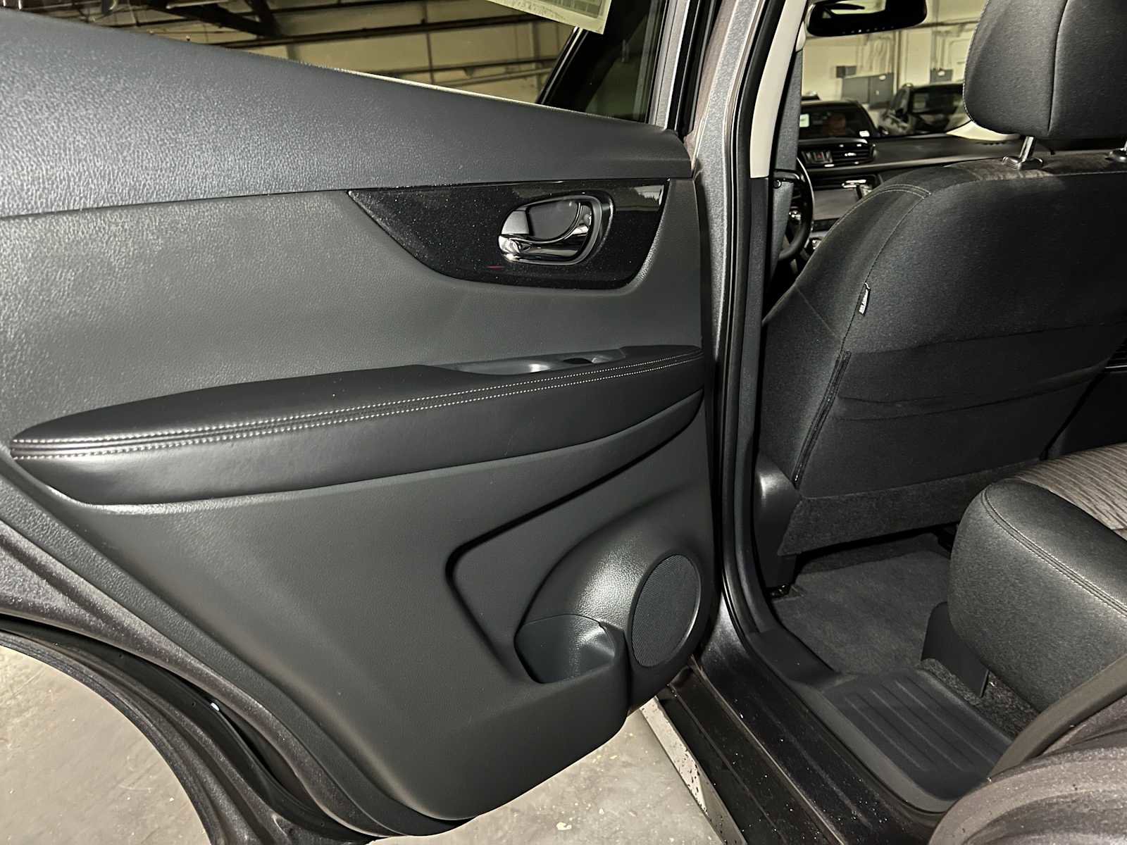 Used 2017 Nissan Rogue SV w/ SV Premium Package image 18