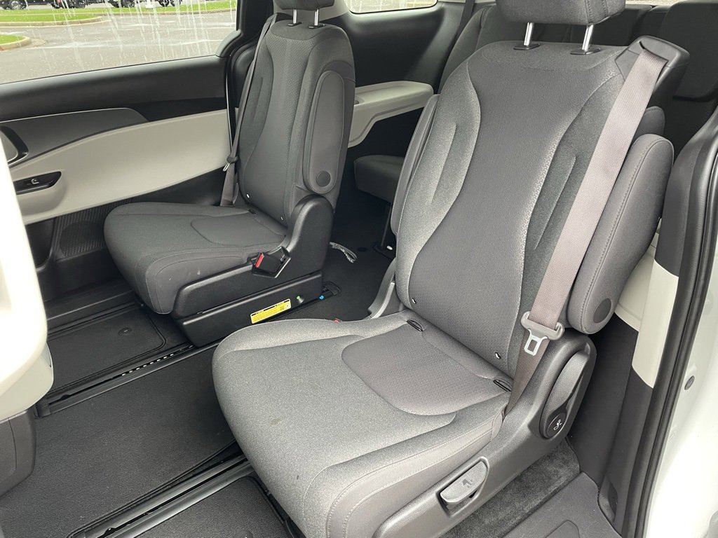 Used 2024 Kia Carnival LX image 14