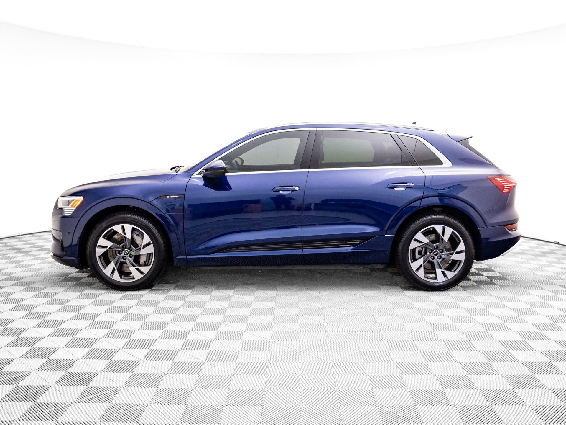 Used 2022 Audi e-tron Premium Plus w/ Premium Plus Package image 5