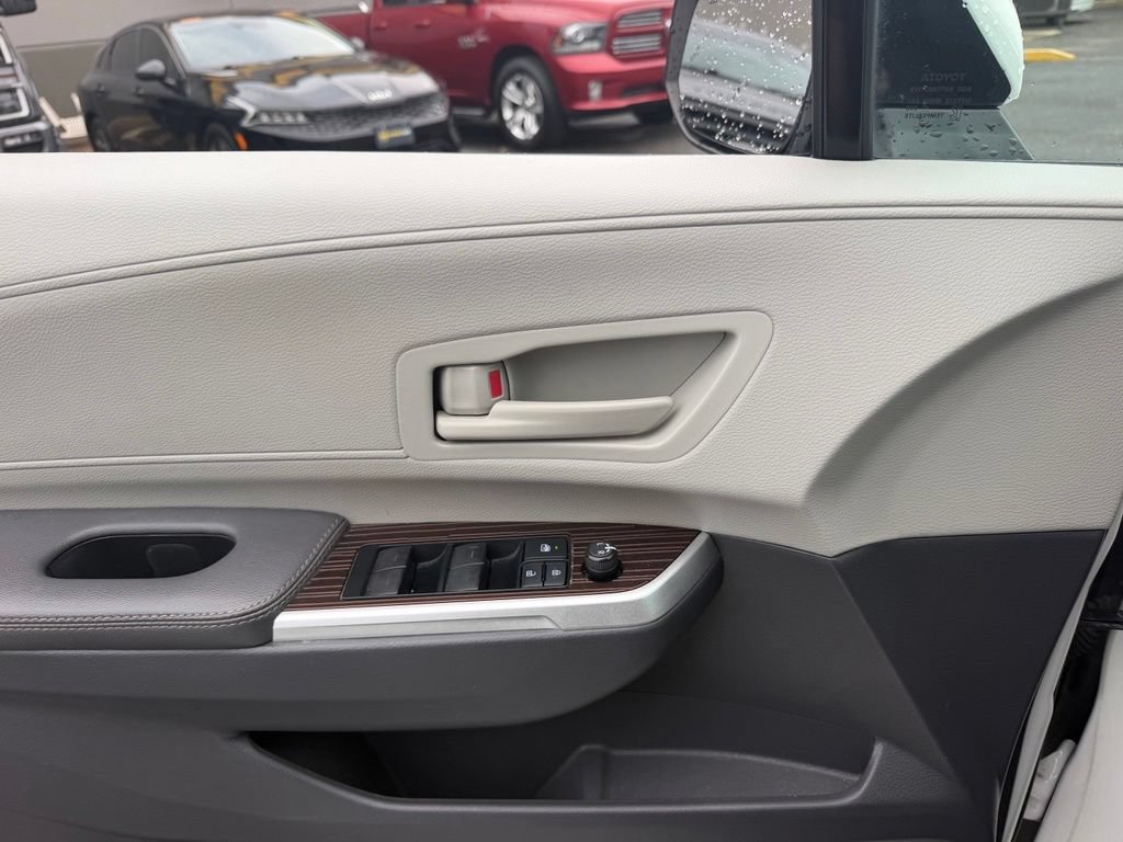 Used 2022 Toyota Sienna LE FWD image 10