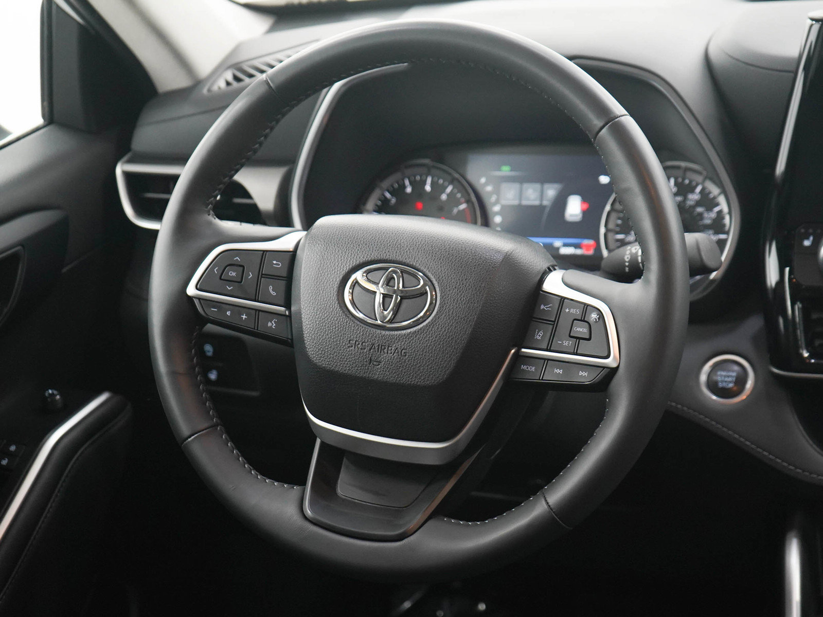 Used 2024 Toyota Highlander XLE AWD/4WD image 15