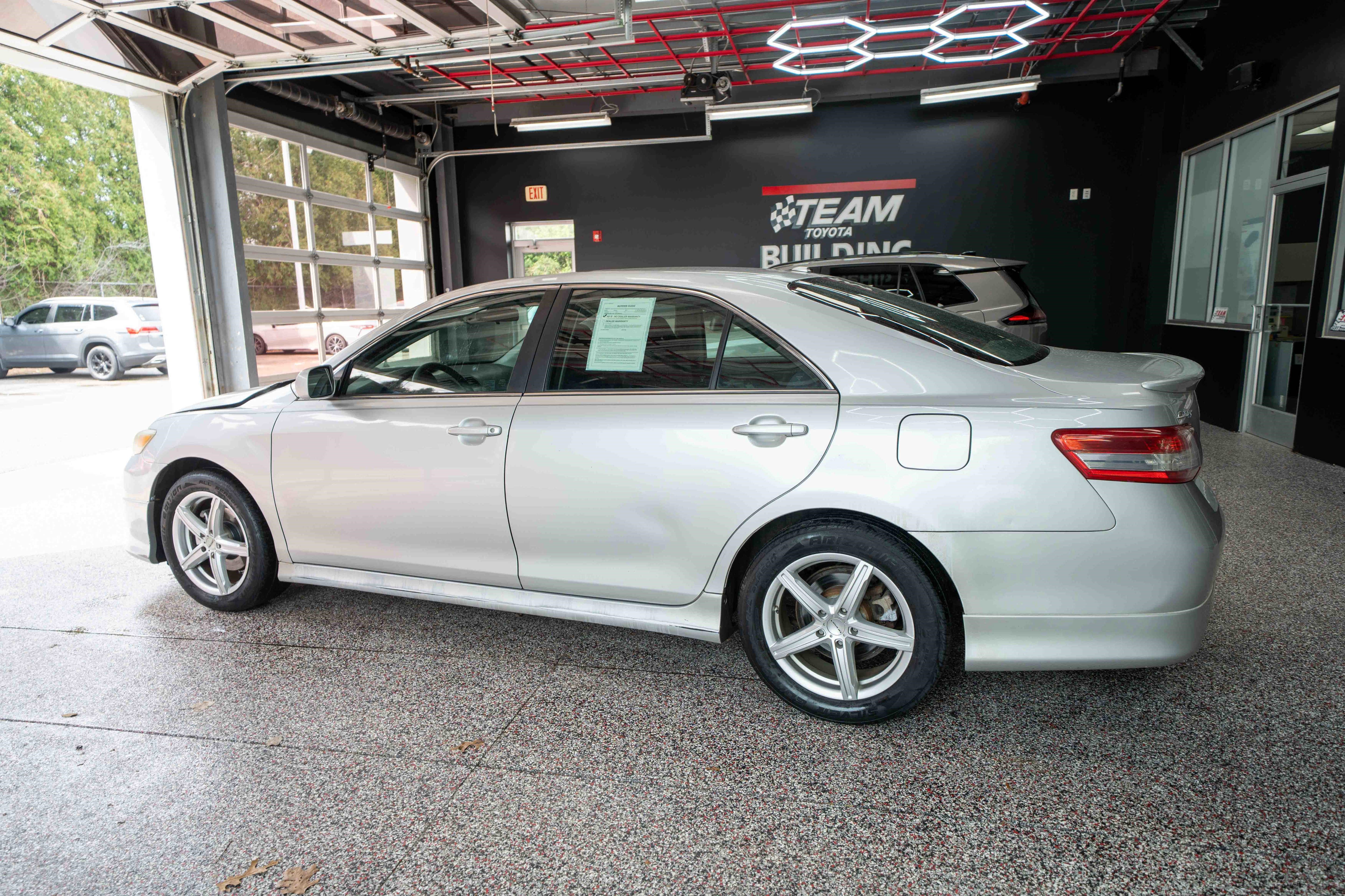 Used 2011 Toyota Camry SE w/ SE Extra-Value Pkg #1 image 2