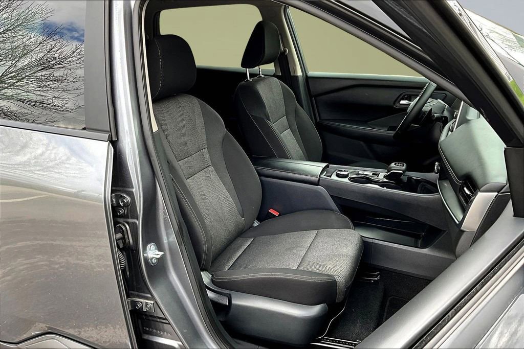 Used 2025 Nissan Rogue SV image 27