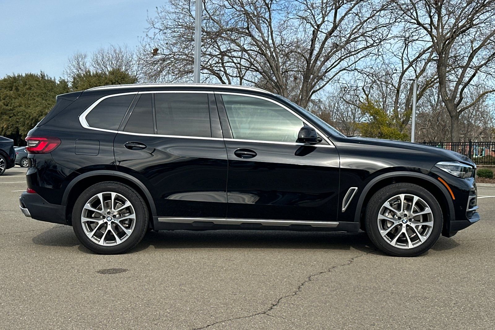 Used 2022 BMW X5 xDrive40i w/ Parking Assistance Package AWD/4WD image 3