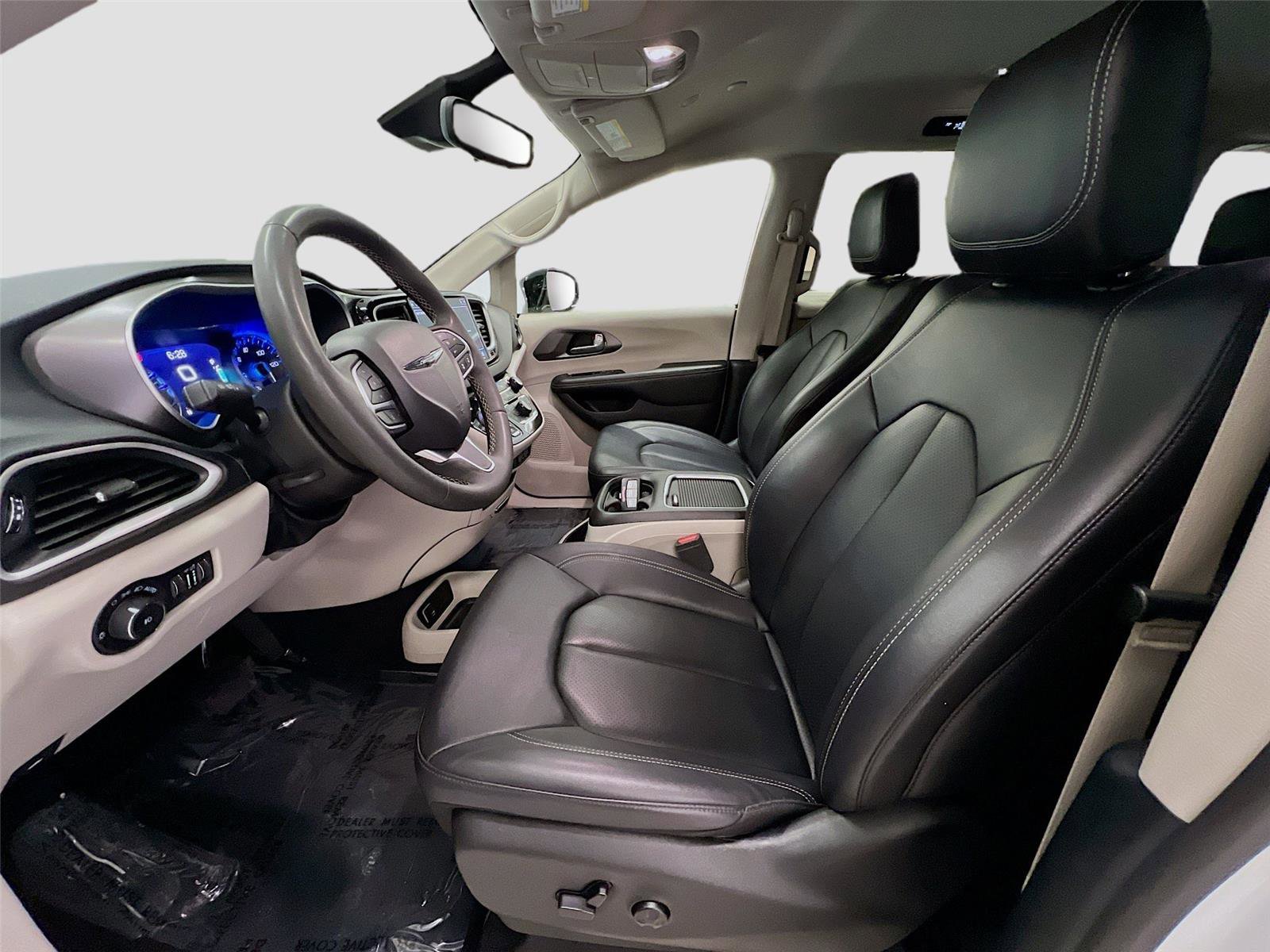 Used 2024 Chrysler Pacifica Touring-L FWD image 11