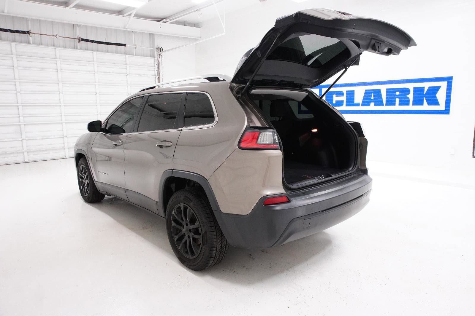 Used 2019 Jeep Cherokee Latitude w/ Popular Appearance Group image 8