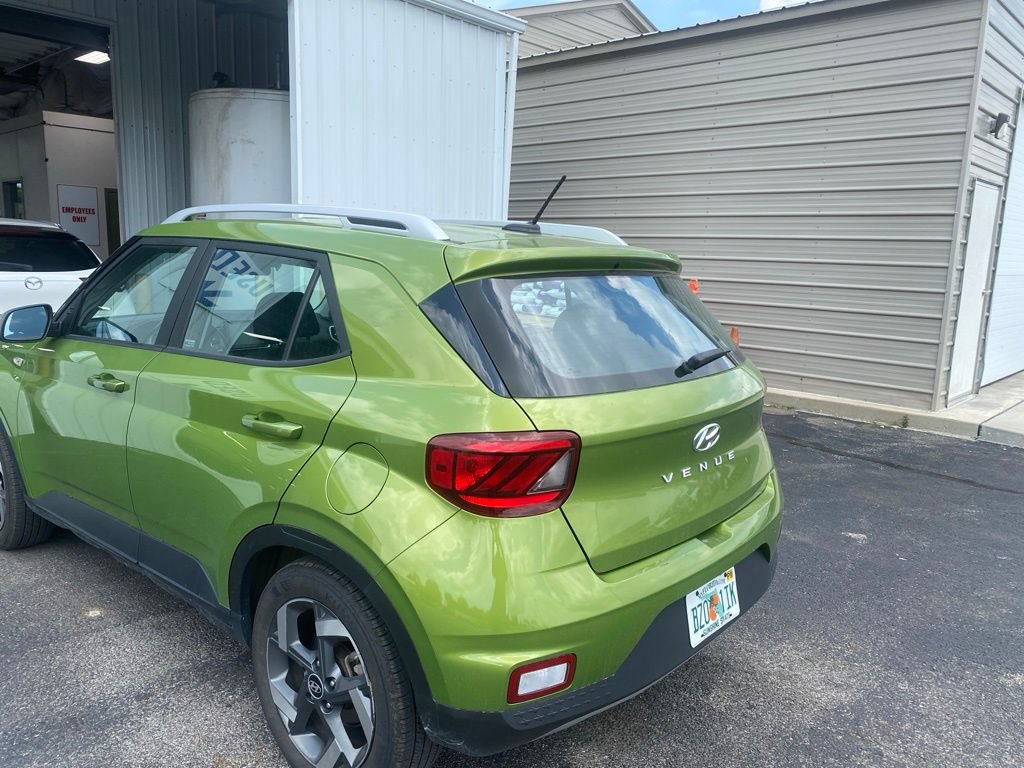 Used 2024 Hyundai Venue SEL FWD image 3