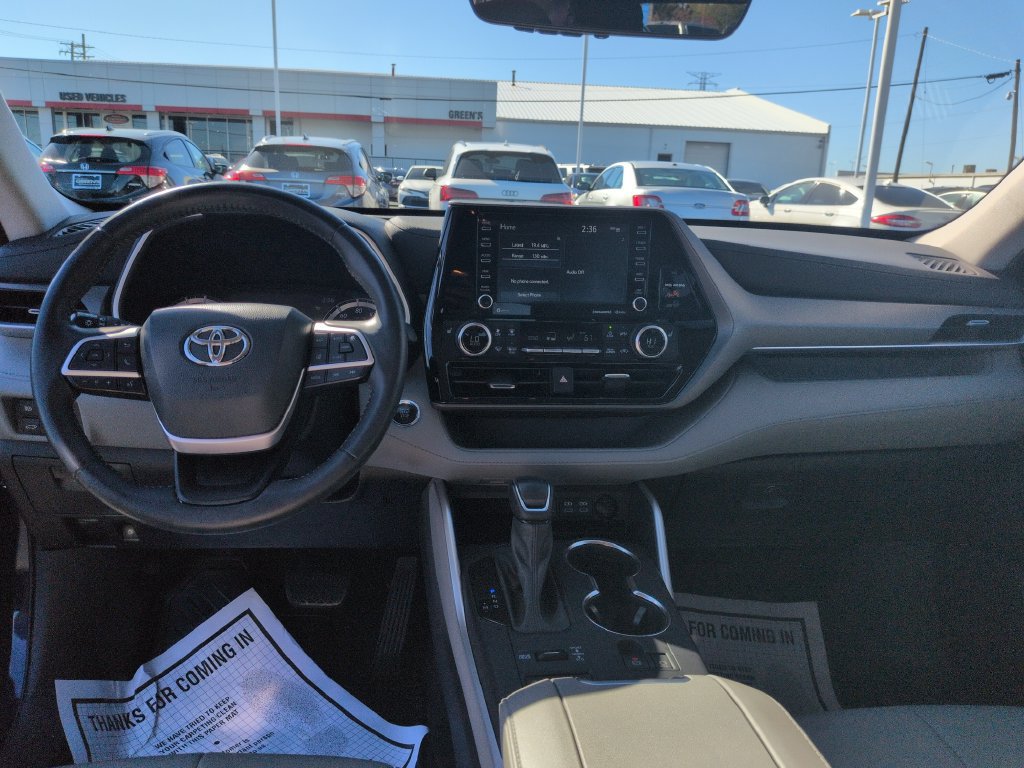 Certified 2022 Toyota Highlander XLE AWD/4WD image 12
