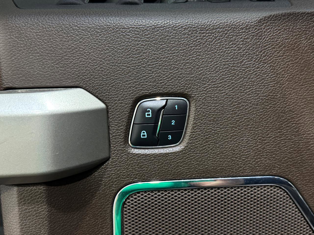 Used 2017 Ford F350 King Ranch w/ King Ranch Ultimate Package AWD/4WD image 9