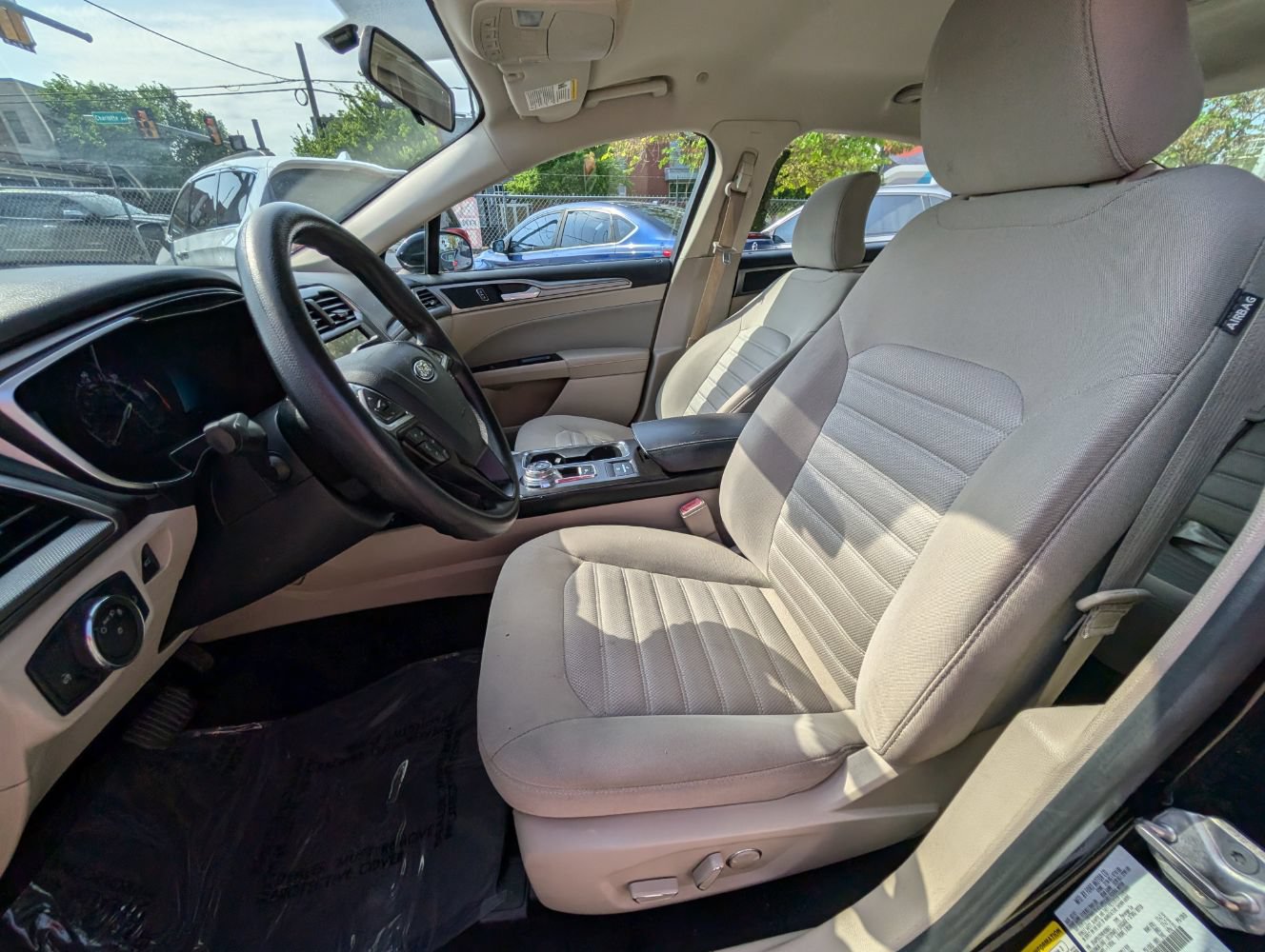 Used 2017 Ford Fusion SE FWD image 15