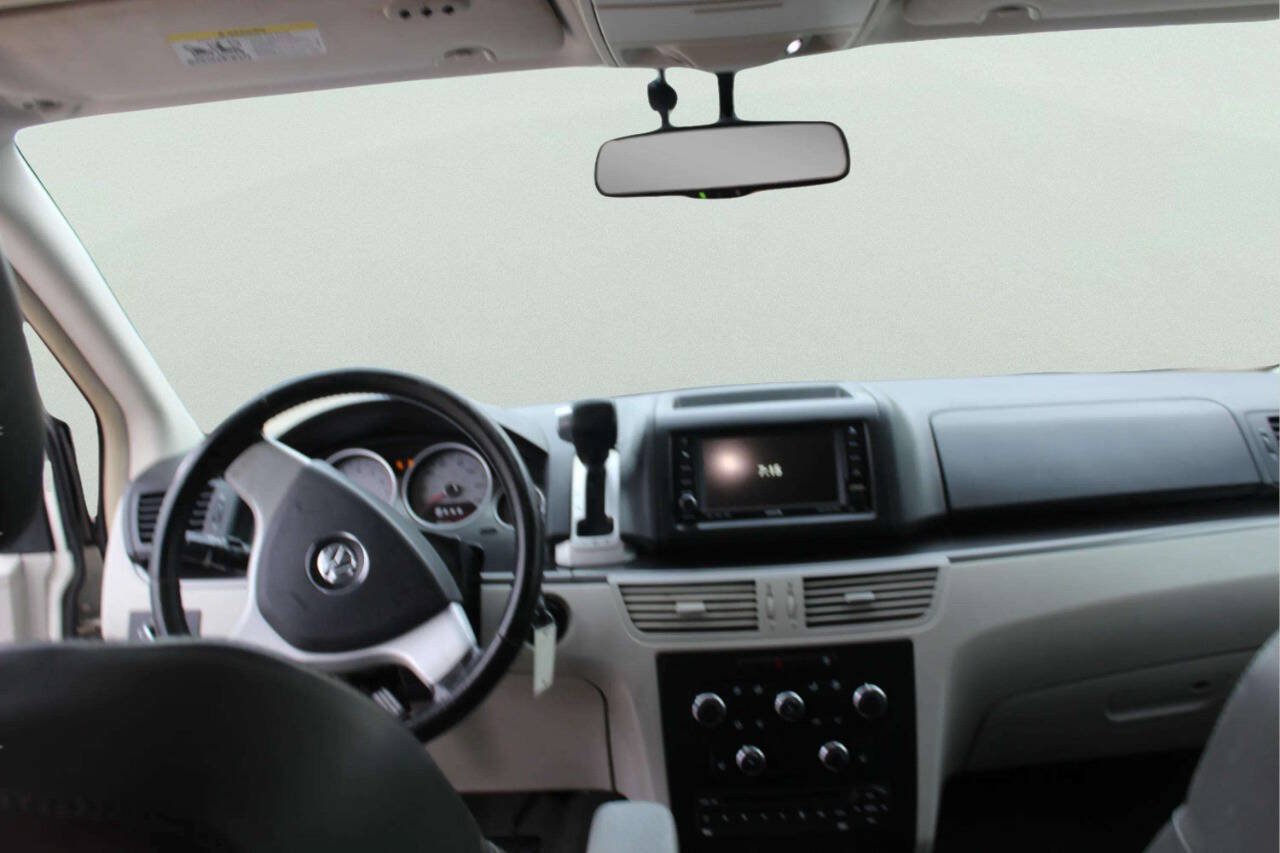 Used 2010 Volkswagen Routan SE FWD image 8